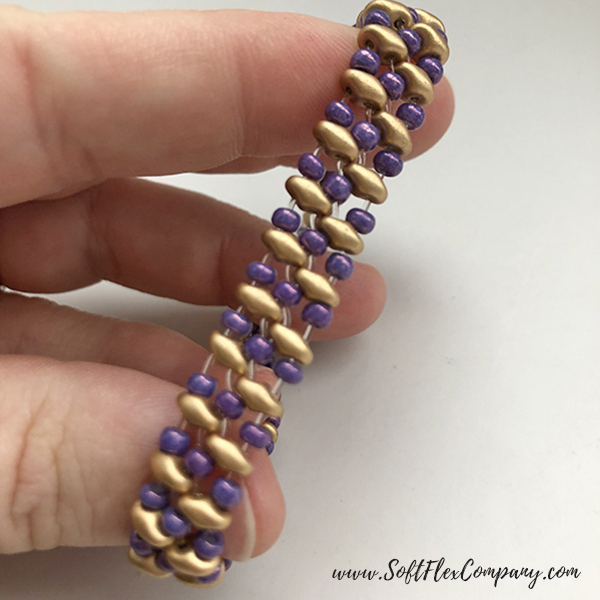 Make a colorful bracelet using Stretch Magic 8